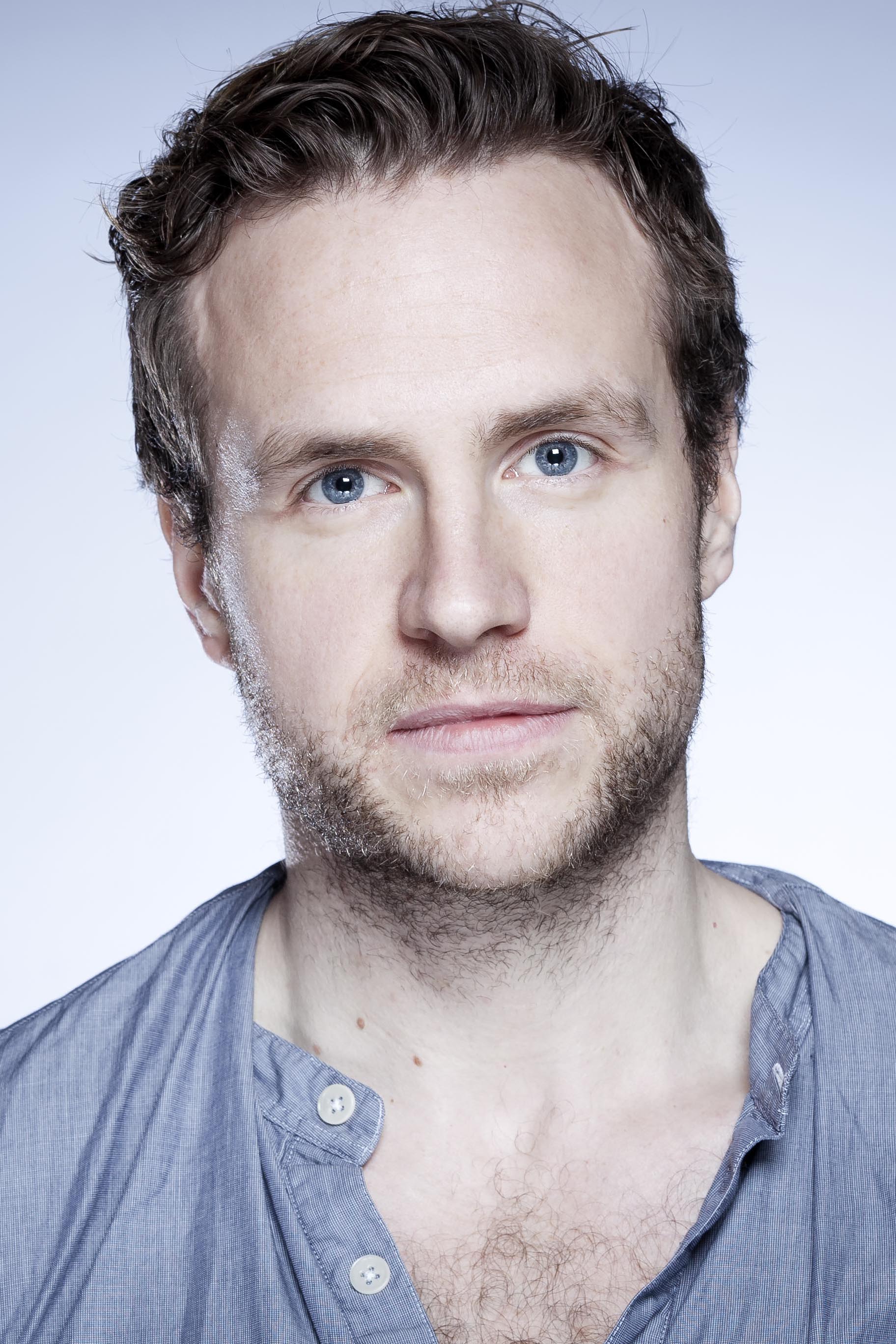 Rafe Spall elize du toit